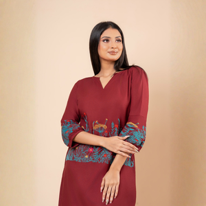 Vestido Corto de Lino Color Granate Premium con Delicado Bordado Floral y Escote en V para Mujer - Product Image 1