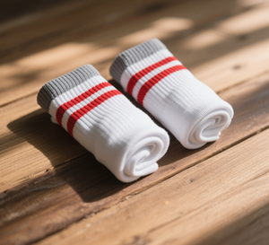 Design personalizzato all'ingrosso logo Jacquard a maglia Logo Anti-sudore e asciugatura rapida Unisex Design Sport bianco calzini rossi - Product Image 3