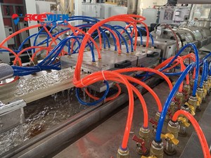 Đầy đủ tự động <span class=keywords><strong>uPVC</strong></span> PVC Composite hồ sơ Cửa Sổ Khung cửa làm đùn Máy WPC hàng rào dây chuyền sản xuất - Product Image 2