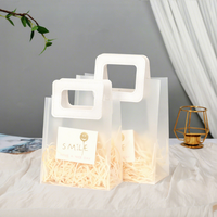 Sacs cadeaux givrés en PP en stock, sacs cadeaux transparents mats style fourre-tout pour emballage de Noël, mariage, anniversaire, logo personnalisé