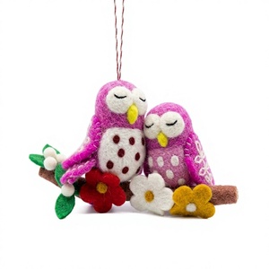 Adorno Navideño Hecho a Mano con Certificación de Comercio Justo, Estilo Tradicional, Pareja de Búhos de Fieltro en una Rama con Flores y Bayas - Product Image 1