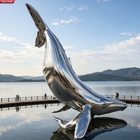 Sculpture de Quatre Dauphins Entrelacés en Acier Inoxydable Poli Miroir YOUFINE avec Boule Dorée sur le Haut, Statue pour Espace Public