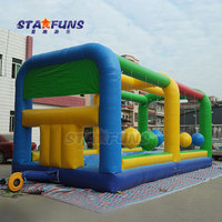 Grand jeu de sport d'interaction parcours d'obstacles gonflable pour adultes jeux de défi de balle d'oscillation gonflable parc d'attractions gonflable