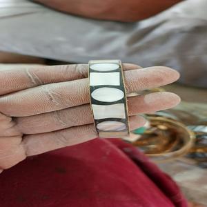 Bracelets classiques pour femmes en conifère sur mesure, imitation perle, design floral - Élégant, minimaliste, à porter pour les fêtes, pour usage personnel - Product Image 3