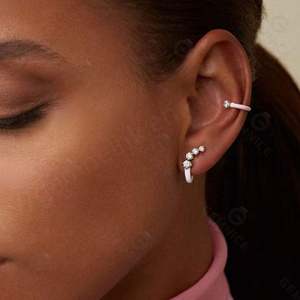 Gemnel Boucles d'oreilles Huggie en plaqué or avec poignard en émail arc-en-ciel personnalisé - Product Image 5