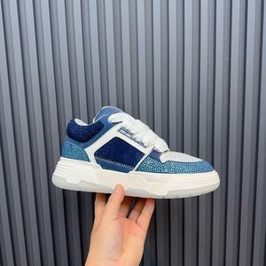 Les nouvelles chaussures de sport décontractées et tendance pour hommes et femmes de la marque 2026 sont légères et à semelle épaisse pour une utilisation en extérieur. - Product Image 4