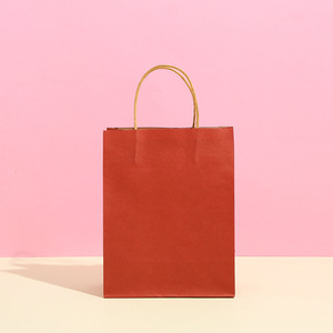 Sacs en papier de luxe marron réutilisables avec poignées découpées, personnalisables pour emballage cadeau, maquillage, beauté et bijoux - Product Image 2