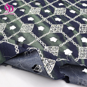 Tissu denim délavé à effet dégradé, broderie de fleurs à sequins de 7 mm et fibres de verre ajourées, vente directe usine, produit phare pour <span class=keywords><strong>manteaux</strong></span> - Product Image 4
