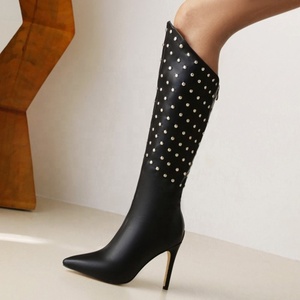 Bottines à talons hauts pour femmes, ornées de rivets métalliques, talons aiguilles, chaussures d'hiver pour femmes, noires, tendance, fermeture éclair au dos, taille 43 - Product Image 3