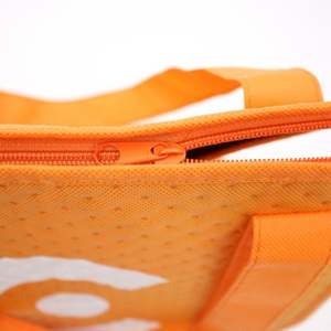 Sacs isothermes réutilisables en non-tissé orange avec fermetures éclair pour la livraison de gâteaux ou de jus, pour garder au frais ou au chaud - Product Image 5