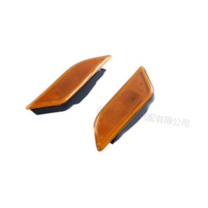 ไฟเลี้ยวสีเหลือง Mercedes-Benz C-Class W204 รุ่น A2049067301L 2049067401R สำหรับปี 2012-2014 รุ่น US-Spec - Product Image 1