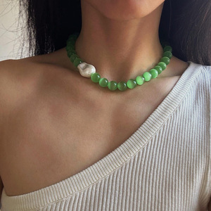 Collana girocollo di perle irregolari fatte a mano in vetro rosa e verde con perline in pietra per donne - Product Image 2
