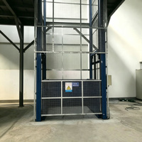Plateforme élévatrice verticale hydraulique à rail de guidage robuste pour le levage de marchandises en usine intérieure
