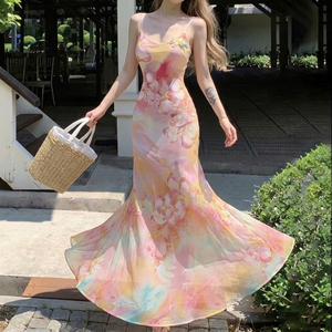 เดรสยาวทรงเข้ารูป สายเดี่ยว ผ้าตาข่ายพิมพ์ลายดอกไม้ดิจิทัล เอวสูง ยืดหยุ่นได้ดี ทรงบอดี้คอน ปลายหางปลา เหมาะสำหรับวันพักผ่อน - Product Image 5