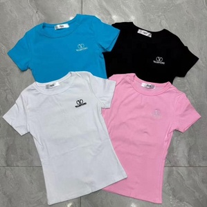 Nouveau T-<span class=keywords><strong>shirt</strong></span> décontracté à <span class=keywords><strong>manches</strong></span> <span class=keywords><strong>courtes</strong></span> et col rond pour <span class=keywords><strong>femme</strong></span> avec décoration en strass, 100 % <span class=keywords><strong>coton</strong></span> et élasthanne, coupe ajustée, collection Printemps 2026, vente en gros - Product Image 1