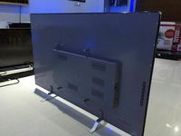 Téléviseur LED intelligent haut de gamme de 75 pouces noir avec design incurvé certifié CE Rohs FCC, petit téléviseur UHD