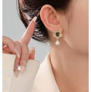 Pendientes de Botón de Cobre Templado de Alta Gama para Mujer, Estilo Geométrico, Lujo Ligero, Nuevos, con Incrustaciones de Circonita y Perla, Versátiles - Product Image 6