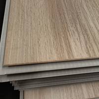 Revêtement de sol en vinyle PVC imperméable 4mm-7mm Plancher en plastique grain de bois SPC pour solution de conception graphique de salon d'hôtel