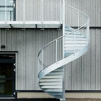 Escalier en colimaçon extérieur avec poutres en acier structurel et plateforme circulaire personnalisée pour la construction commerciale