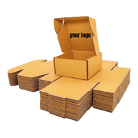 Individuelles Markenlogo Recycelbare Wellpappe-Kleidungsbox für Pelzkleidung und Socken Faltbare Hartbox mit Schaumstoffeinlage Magnetverschluss Rosa Prägung UV