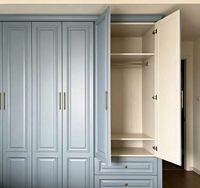 Armoire de chambre moderne en bois massif Yi Gui, style européen, grande capacité, design écologique, poignées métalliques durables, panneau relevé à charnières