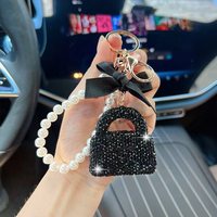 Breloque de sac de style créateur, petite pochette parfumée, autocollant style Ins, cordon à diamants, porte-clés de sac à main avec diamants simulés, design de niche