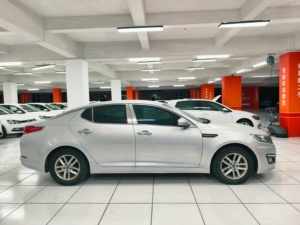 Berlina <span class=keywords><strong>Sportiva</strong></span> Coreana Usata: <span class=keywords><strong>Kia</strong></span> K5 GL Manuale del 2012, Motore 2.0L, Stile Accattivante e Guida Coinvolgente - Product Image 4