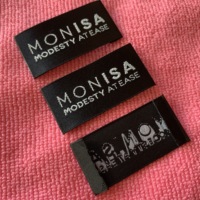 Étiquette tissée en satin noir à surface brillante à pli latéral, étiquette de col en satin confortable avec logo de marque