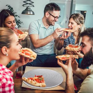 Tamis à pizza en aluminium de haute qualité et durable avec plateau à pizza perforé, utilisé pour la cuisson des pizzas - Product Image 4