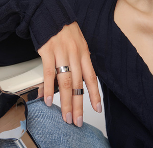 Bague personnalisée en acier inoxydable plaqué or gravée de 6mm pour femme minimaliste - Product Image 5