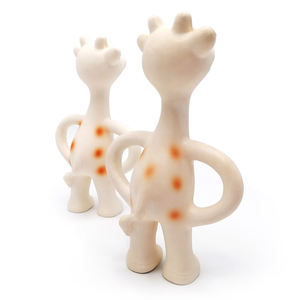 Girafe 100% caoutchouc naturel bébé anneau de dentition sûr et doux (non toxique) matériau et peinture stimule tous les sens - Product Image 2