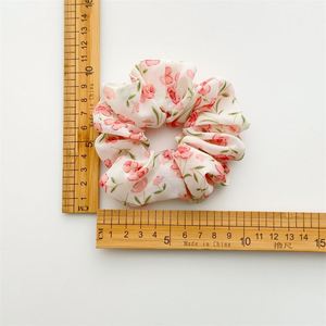 Scrunchies floraux mignons en tissu élastique pour femmes et filles, attaches pour queue de cheval, accessoires capillaires à imprimé floral, vente en gros - Product Image 4