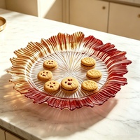 Geëmbosseerd glazen charger plate met gerimpelde bloemenrand, goud-bordeaux kleurovergang, decoratieve bord, fruitbord, snackbord