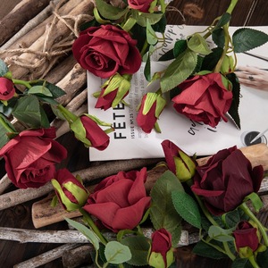 Venta al por Mayor de Tallos de Rosas Artificiales de 3 Cabezas, Rosas Artificiales de Tacto Real para Ramos de Novia, Decoración de Centros de Mesa para el Hogar - Product Image 1