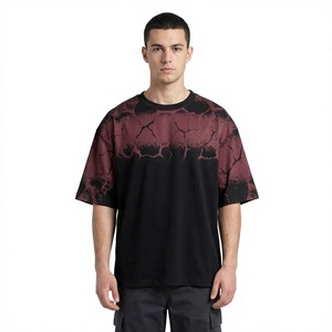 Camiseta de manga corta oversize para hombre, negra con estampado rojo agrietado, estilo streetwear, cuello redondo. - Product Image 1