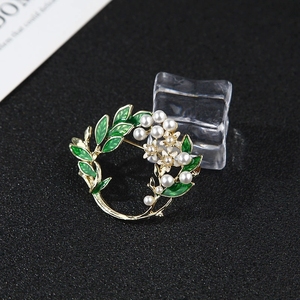 Broches de Pérola Criativos em Formato de Folha com Banho de Ouro e Esmeralda para o Dia dos Namorados 2026 - Product Image 6
