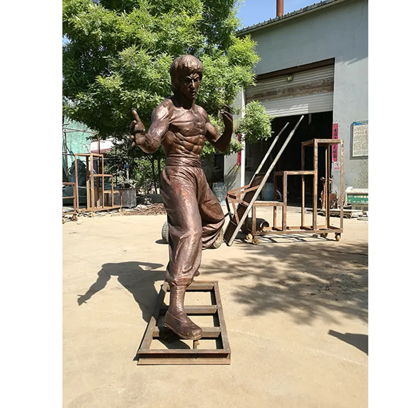 Açık hava bahçe dekorasyonu için klasik kare Bruce Lee bronz heykel satan