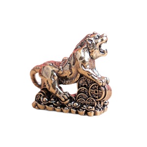 1 pz. Tigre Portafortuna in Ottone, Tigre che Scalca la Montagna, Oggetto Antico per Decorazione Domestica, Ornamento Artigianale da Scrivania - Product Image 2