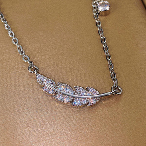 Collana da Donna con Ciondolo a Foglia e Piuma, Ispirata alle Ali, Catena per Clavicola, Elegante Gioiello di Moda per Uso Quotidiano - Product Image 1