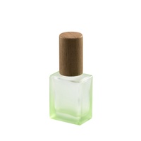 Flacon de parfum rechargeable en verre dépoli dégradé de couleur personnalisée de 10 ml, avec bouchon pendentif et bille roll-on en bois de hêtre, vente en gros