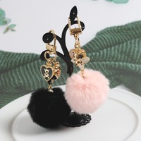 Nouveau porte-clés INS tendance en forme d'ours avec boule de fourrure, pendentif créatif pour étui d'écouteurs, fausse boule de fourrure moelleuse, porte-clés ours en forme de fleur et de cœur