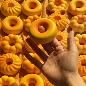 Jouet Squishy en PU Super Doux en Forme de Pâtisserie Pétale, à Rebond Lent, Simulation Alimentaire, Anti-Stress et de Décompression, Cadeau pour Enfants et Adultes - Product Image 3
