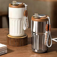 Vente en gros d'usine de Offre Spéciale Design moderne Affichage LED de la température Tasse à café avec corde pour les cadeaux d'affaires Tasse de voyage isolée
