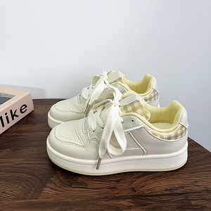 Zapatillas de estilo nuevo para niños - Zapatillas blancas de suela gruesa, modernas, versátiles y de nicho, para uso casual y deportivo. - Product Image 3