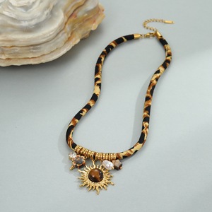 Collier pendentif en acier inoxydable à motif en forme de cœur pour femme élégante - Collier de style chaîne. Plaqué or 18 carats. Personnalisé <span class=keywords><strong>d</strong></span> - Product Image 2