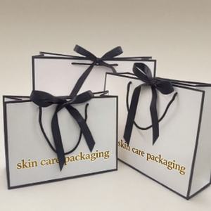 Bolsas de Compras de Papel de Lujo con Logotipo Personalizado, Bolsas de Regalo con Cinta de Cartón y Lazo para Empaque de Cosméticos - Product Image 1
