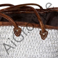 Panier de pique-nique marocain en osier fait main avec poignées plates en cuir et paillettes argentées, forme ovale