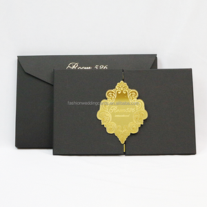 Biglietto d'Invito Personalizzato di Alta Gamma con Copertina Rigida Nera Pieghevole e Fibbia Intagliata in Acrilico Specchiato Dorato - Product Image 3