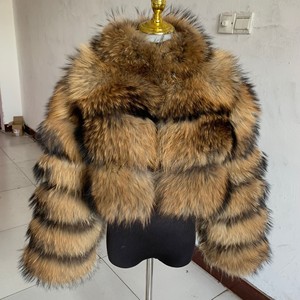 Mantel Bulu Imitasi Wanita yang Chic dengan Kerah Tinggi, Lengan Panjang, dan Tampilan Perut Terbuka untuk Penampilan Fashion yang Berani - Product Image 3