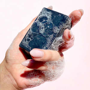 HANLINGER LOGO privé <span class=keywords><strong>Savon</strong></span> <span class=keywords><strong>noir</strong></span> à base de plantes contre l'acné au lait de chèvre au charbon de bambou <span class=keywords><strong>Savon</strong></span> artisanal blanchissant à l'acide kojique naturel biologique - Product Image 4